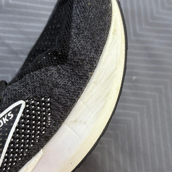 Brooks Women’s Levitate StealthFit GTS 5 Size US 10.5 Black & White - Picture 9 of 9